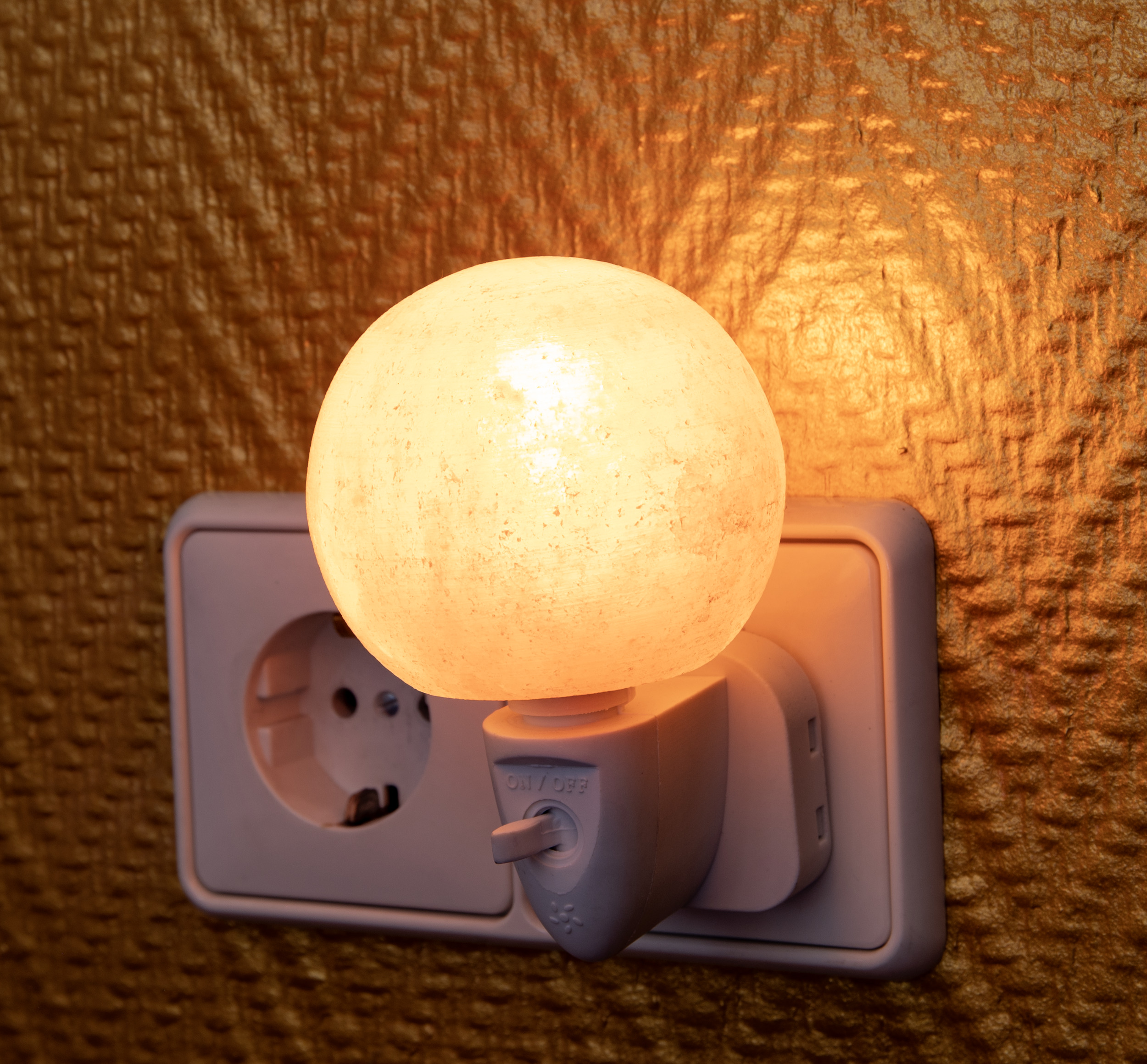 Artikelbild 2 des Artikels “Salzkristall Nachtlicht Kugel “